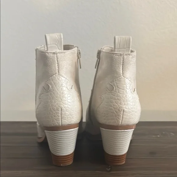 Elegant White Ankle Boots - Picture 4 of 5